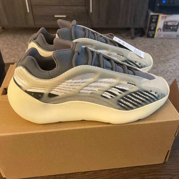 Yeezy 700 V3 Fade Salt - Picture 2 of 2